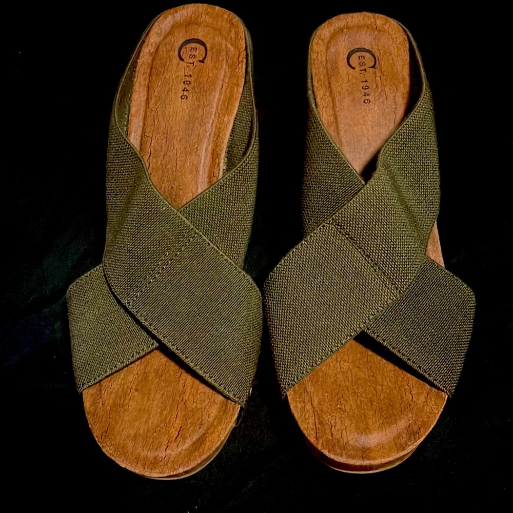 Size 8 olive color wedge gently used